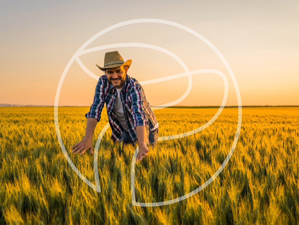 Productor sonriente en un campo de trigo